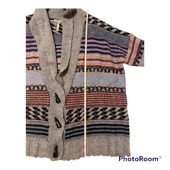 Kirra Wool Blend cardigan, oversized, geometric pattern with toggle buttons. - Picture 7 of 9